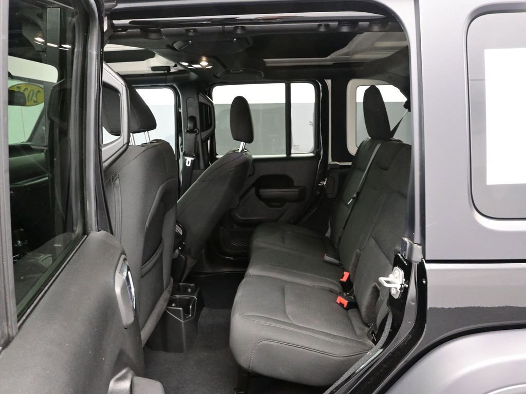 Used 2025 Jeep Wrangler Sahara image 15