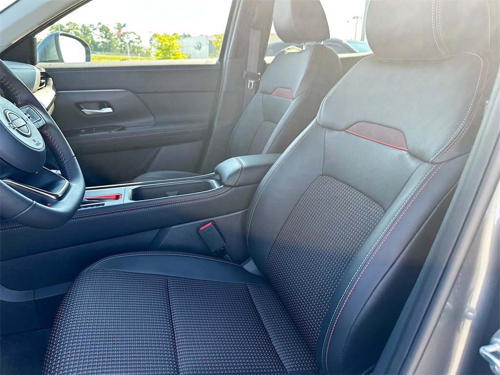 Used 2025 Nissan Kicks SR image 9