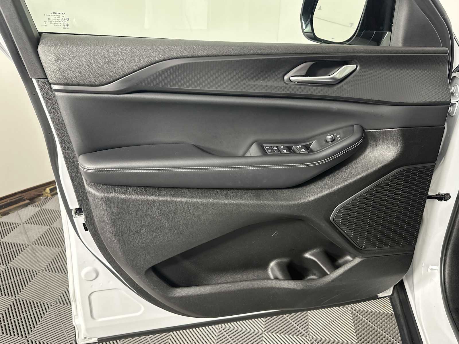 Used 2023 Jeep Grand Cherokee L Altitude image 8