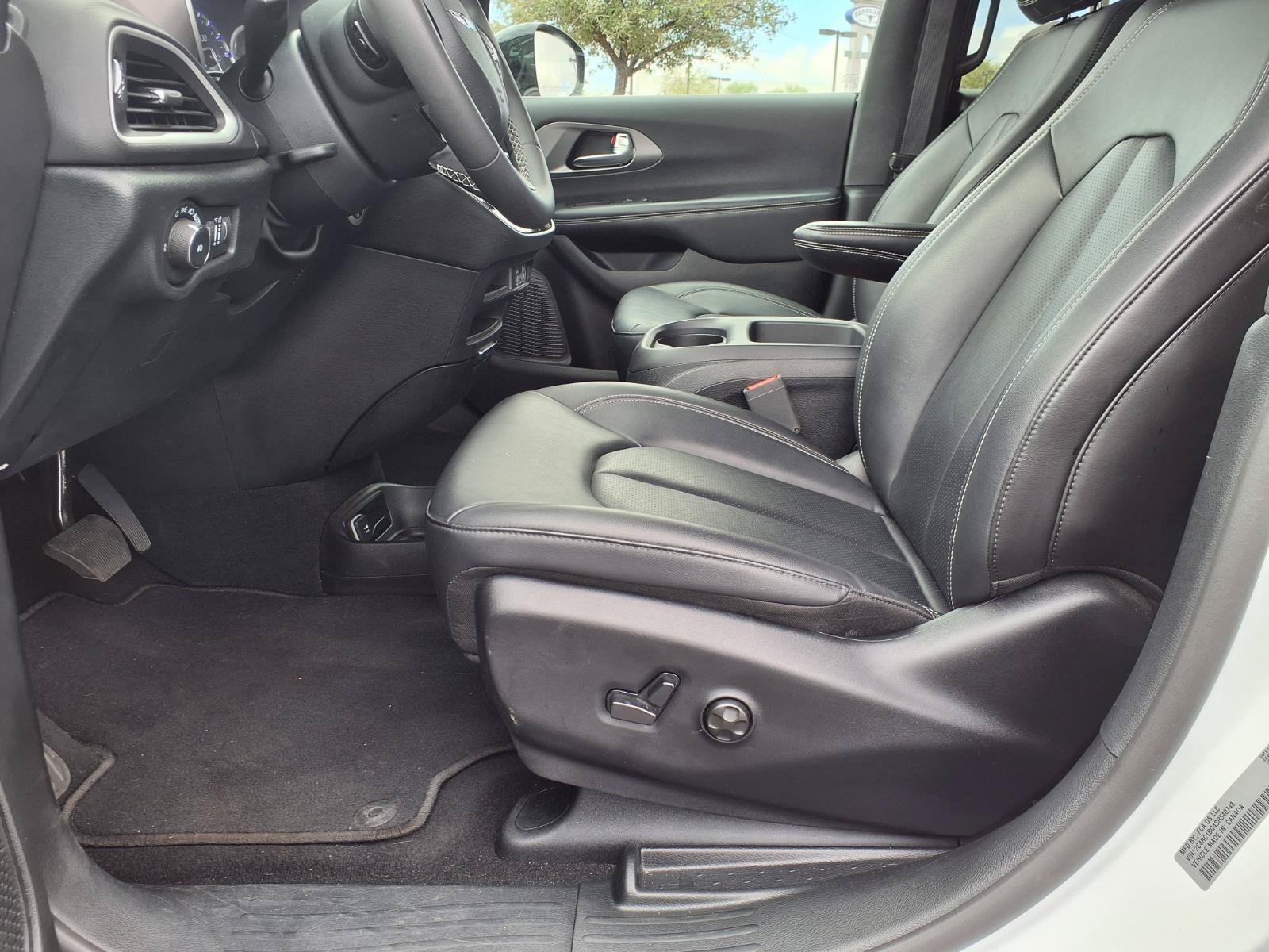 Used 2025 Chrysler Pacifica Select FWD image 24