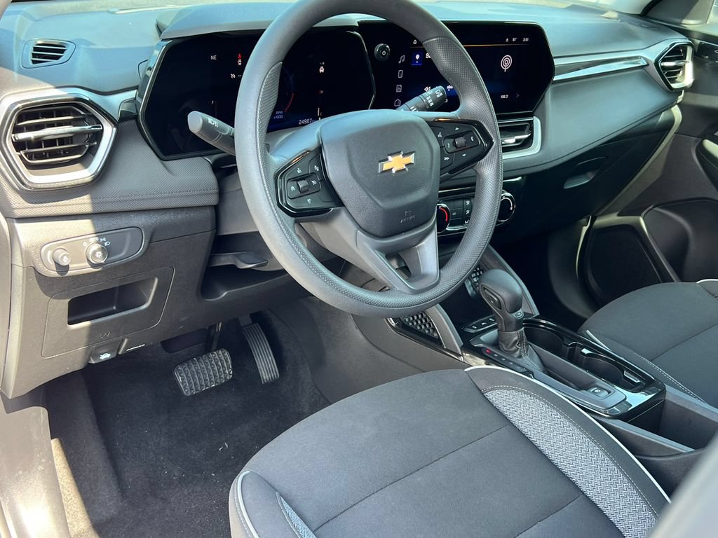 Used 2025 Chevrolet TrailBlazer LT AWD/4WD image 16