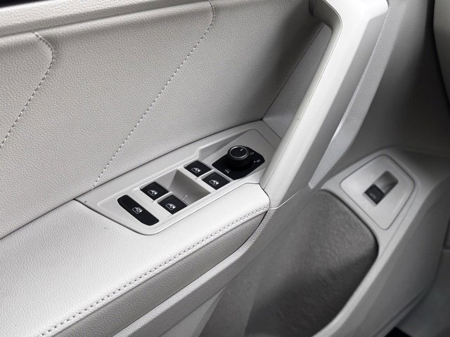Used 2024 Volkswagen Tiguan SE w/ Panoramic Sunroof Package image 41