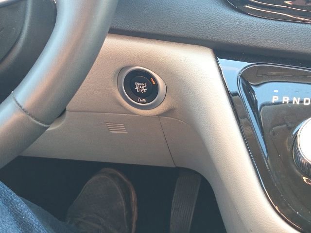 Used 2023 Chrysler Pacifica Touring-L image 47