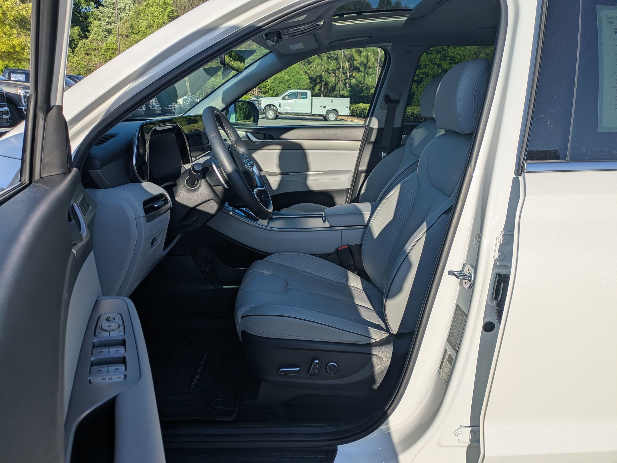 Used 2024 Hyundai Palisade SEL w/ Premium Package FWD image 11