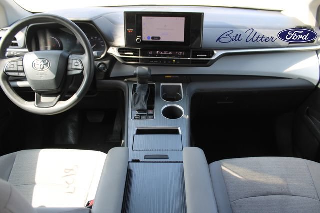 Used 2025 Toyota Sienna LE FWD image 15
