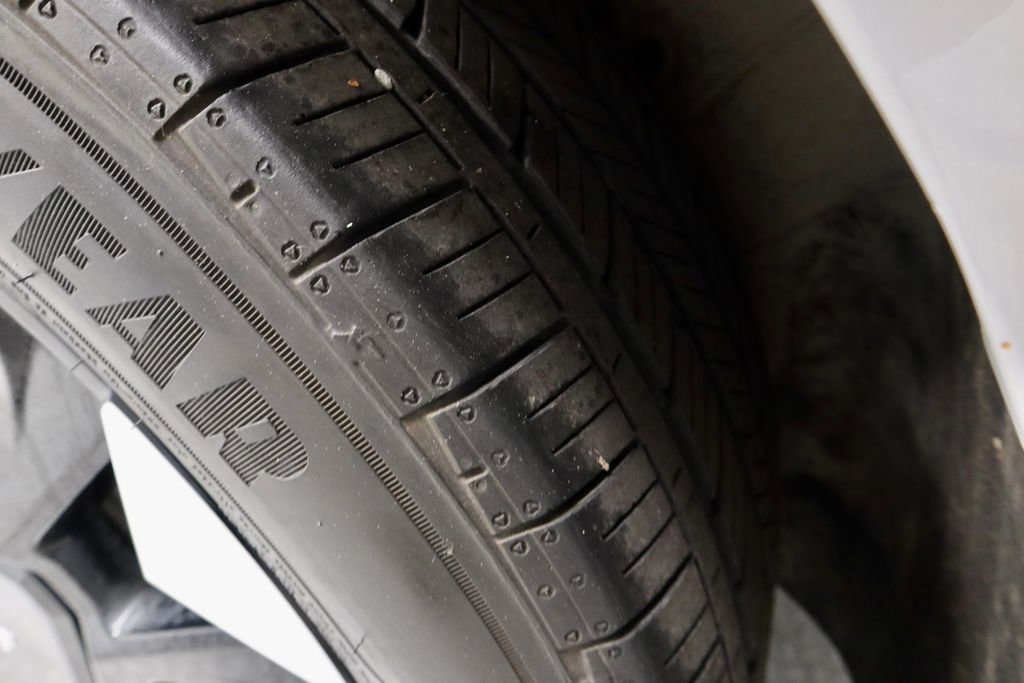 Used 2025 Kia Carnival EX image 21