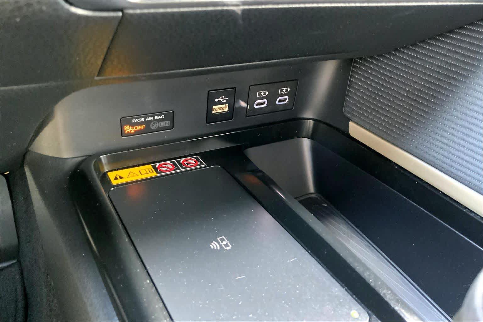 Used 2025 Toyota Camry SE w/ Convenience Package FWD image 35