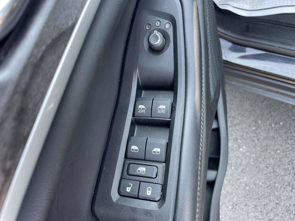 Used 2024 Jeep Grand Cherokee L Limited w/ Black Appearance Package RWD image 16