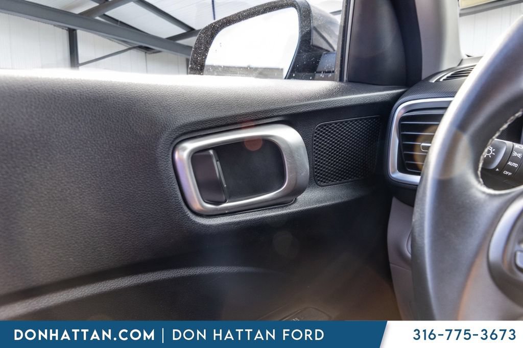 Used 2025 Hyundai Venue SEL FWD image 12