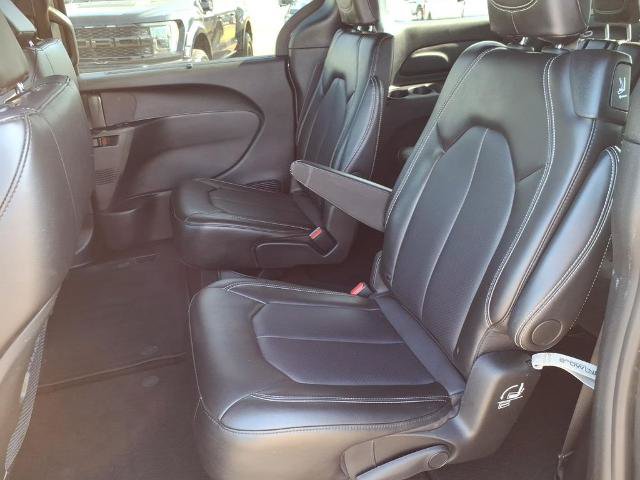Used 2025 Chrysler Pacifica Select FWD image 10