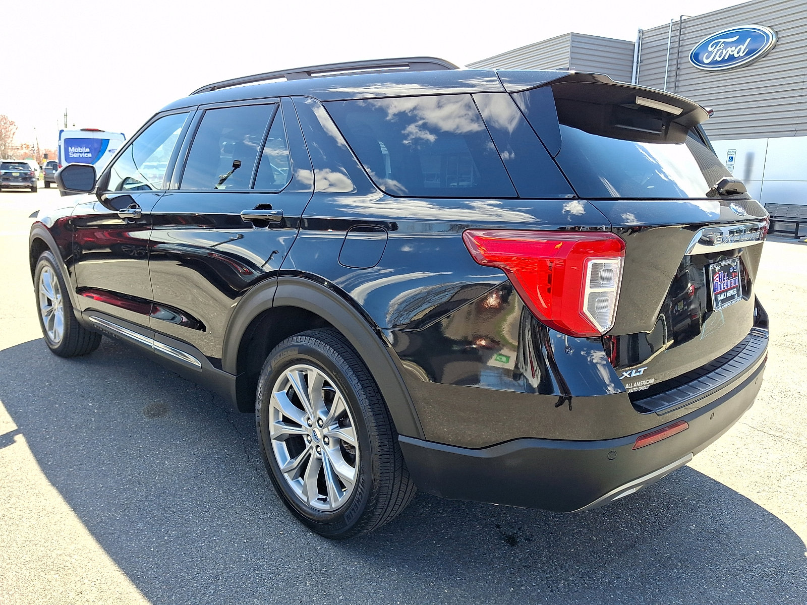 Certified 2022 Ford Explorer XLT w/ Equipment Group 202A AWD/4WD image 7