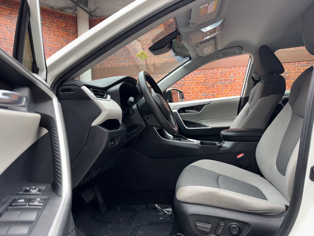 Used 2021 Toyota RAV4 XLE FWD image 21