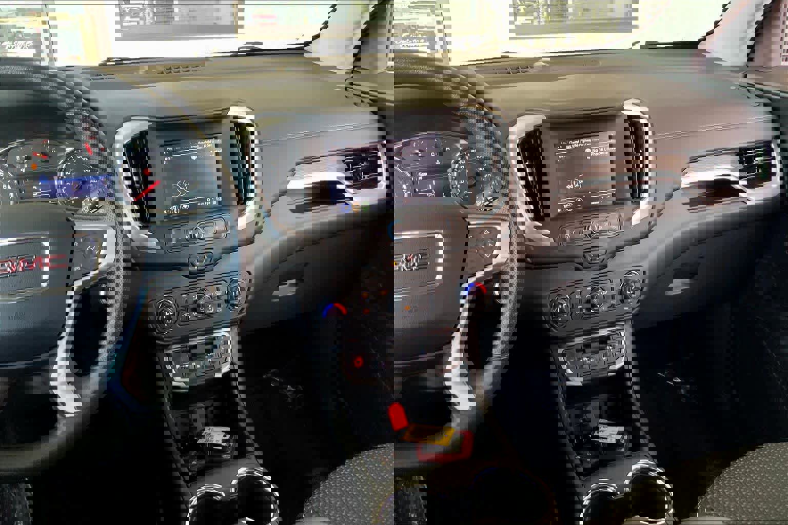 Used 2023 GMC Terrain SLE w/ Driver Convenience Package image 8