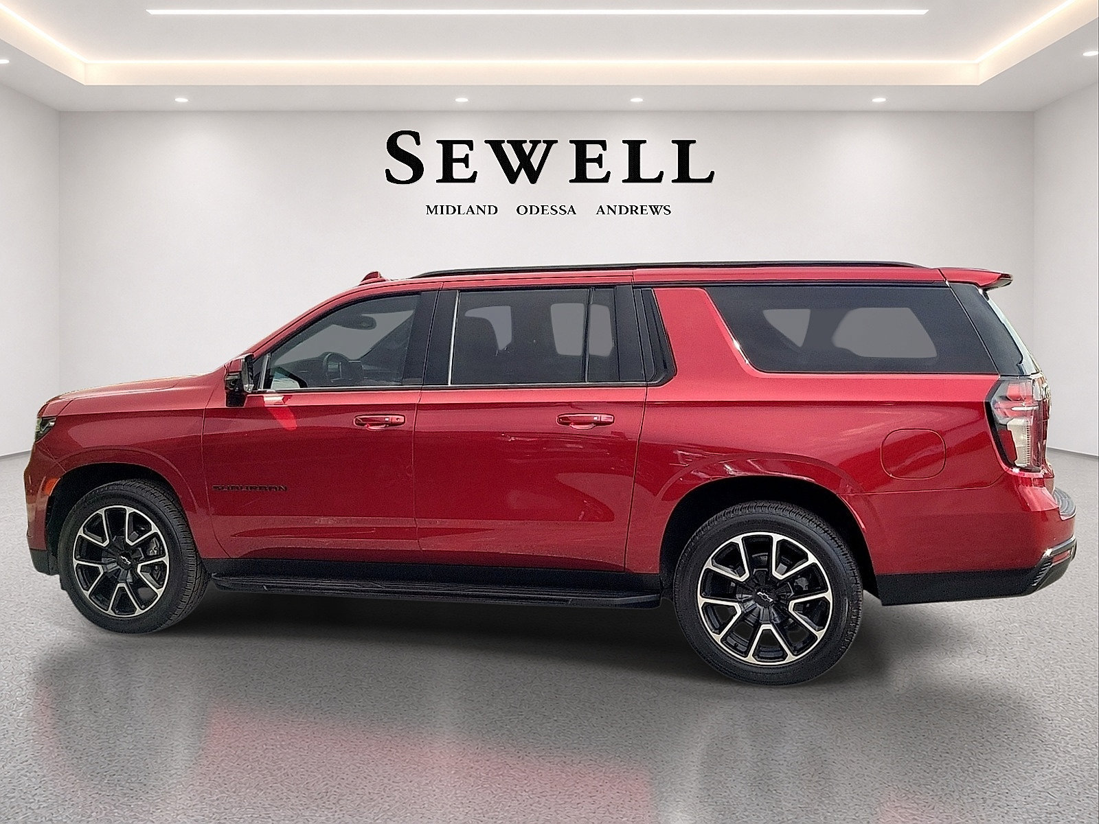 Used 2022 Chevrolet Suburban RST w/ Luxury Package AWD/4WD image 2