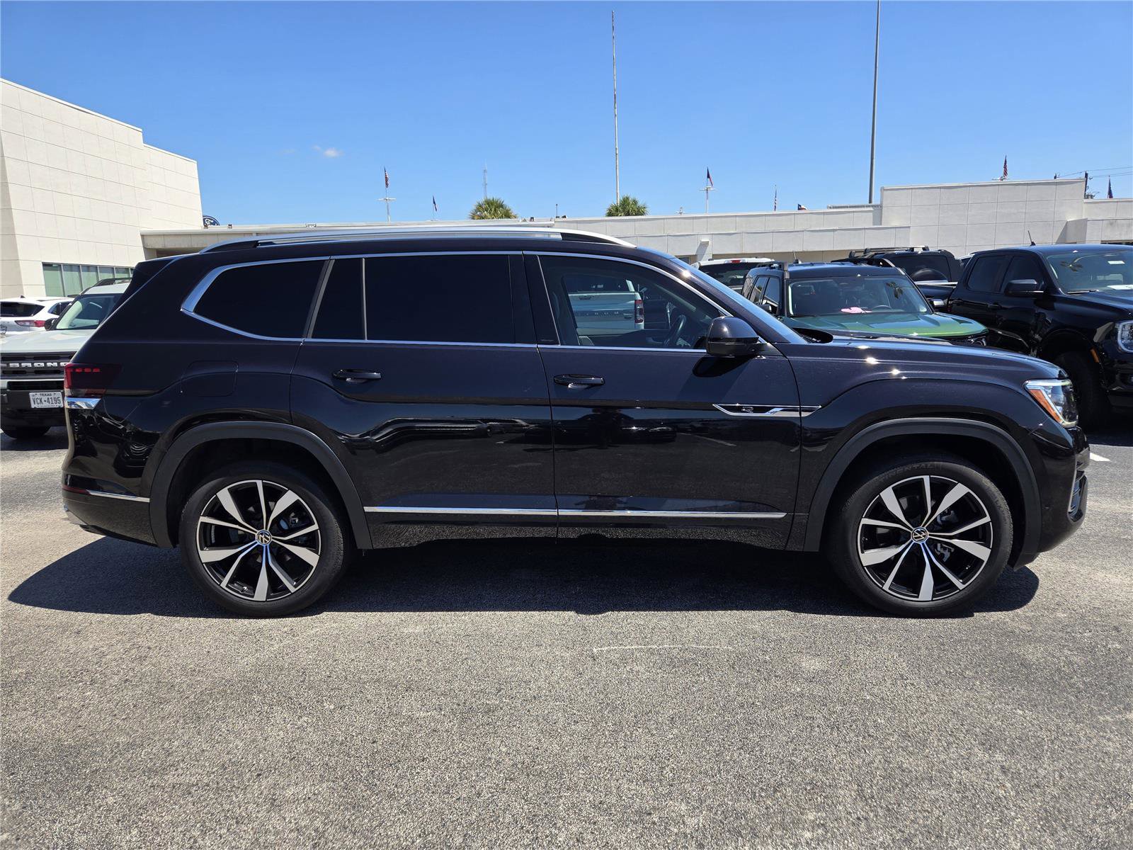Used 2024 Volkswagen Atlas SEL Premium R-Line AWD/4WD image 4