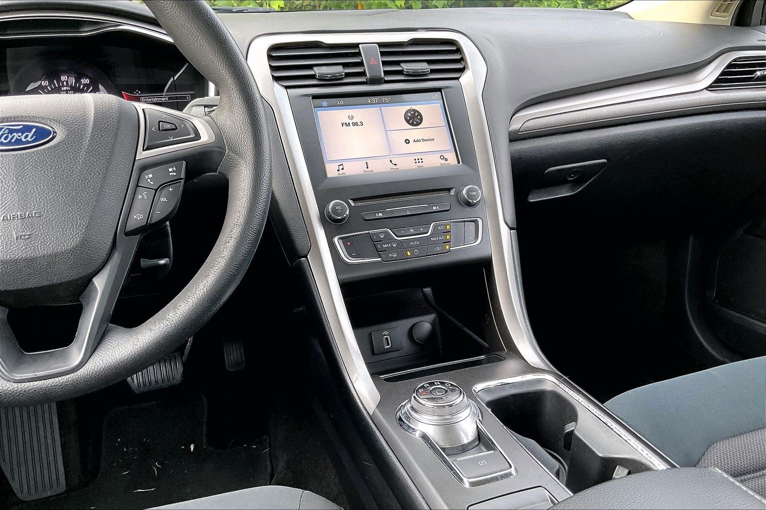 Certified 2017 Ford Fusion SE w/ Fusion SE Technology Package FWD image 6
