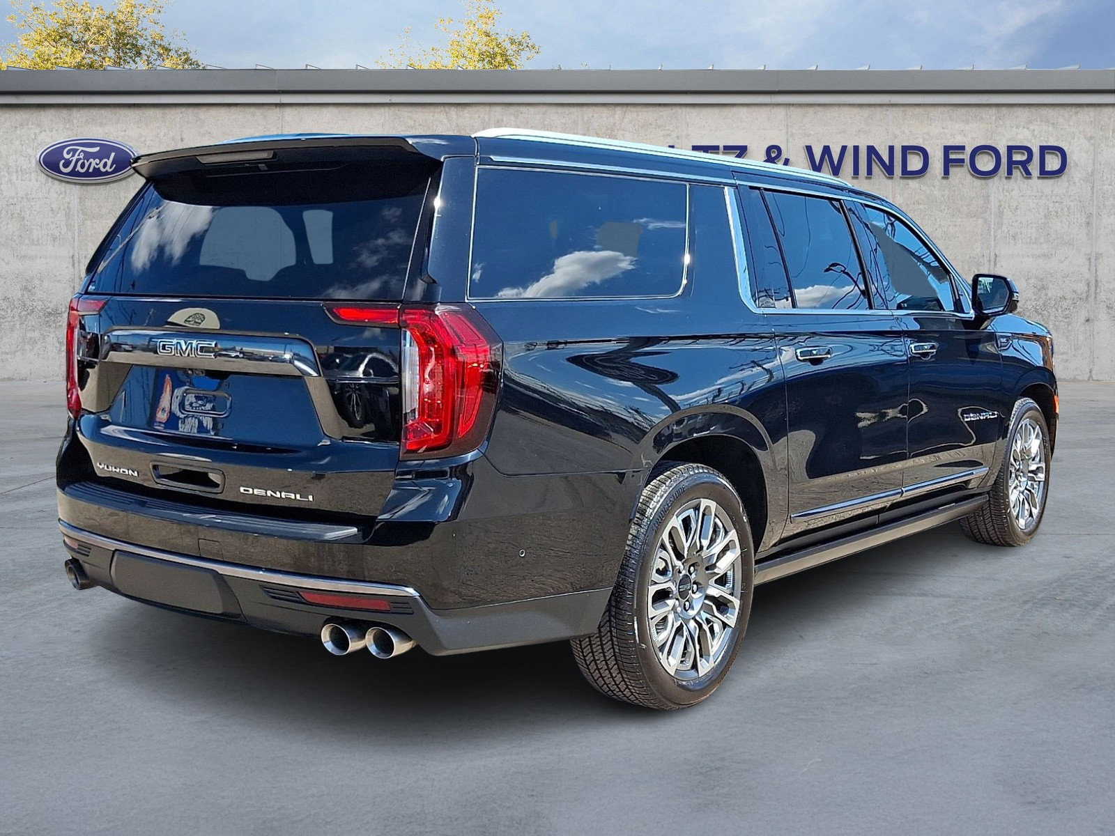 Used 2023 GMC Yukon XL Denali Ultimate AWD/4WD image 6
