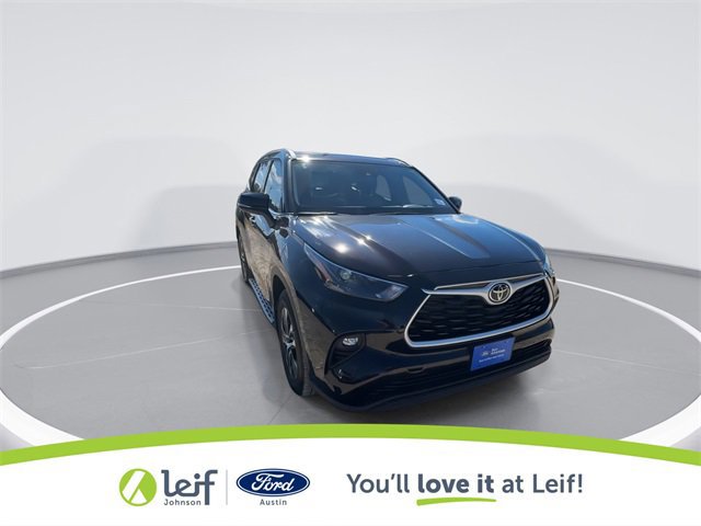 Used 2022 Toyota Highlander XLE image 2