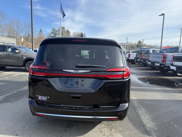 Used 2024 Chrysler Pacifica Touring-L FWD image 8