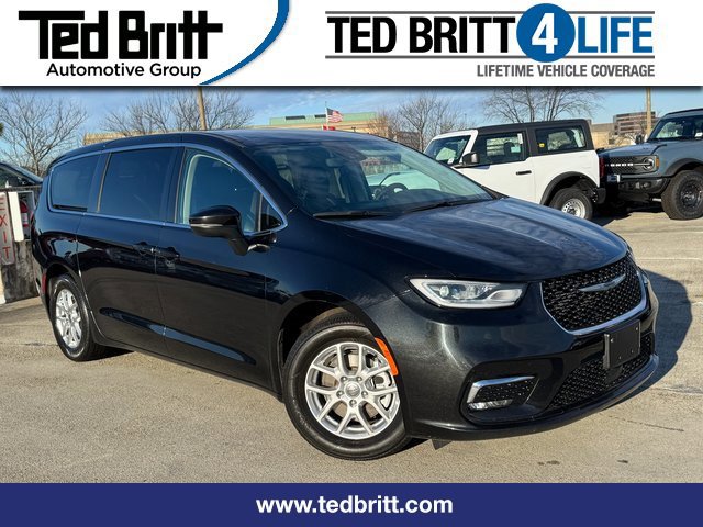 Used 2023 Chrysler Pacifica Touring-L image 7