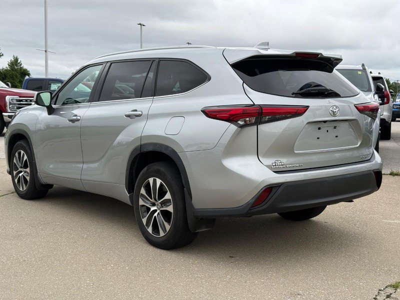 Used 2022 Toyota Highlander XLE AWD/4WD image 3