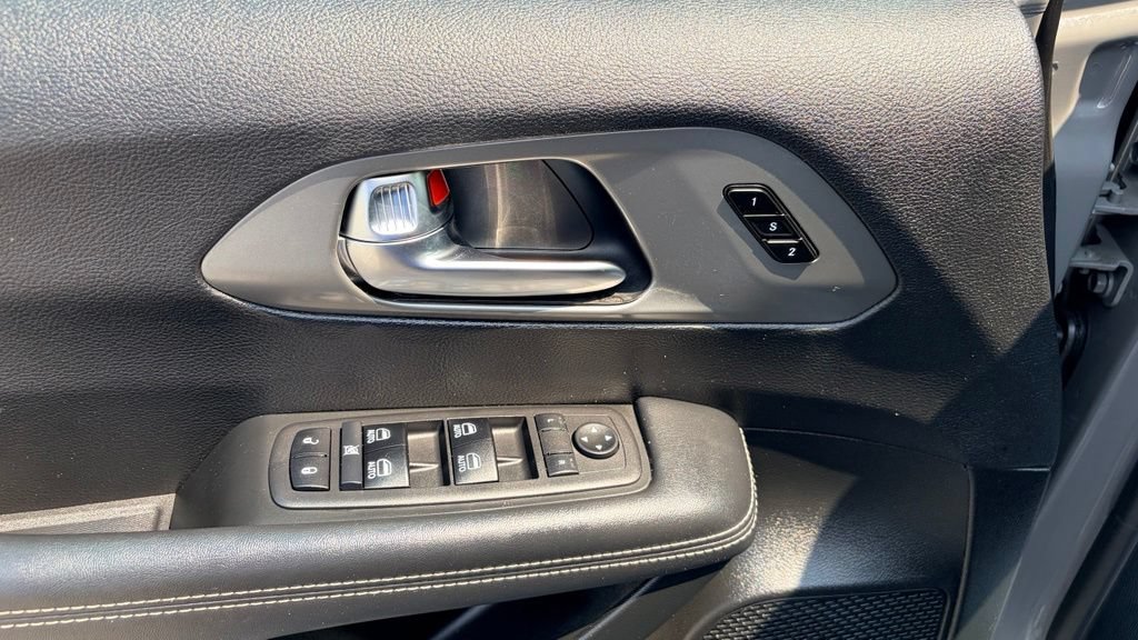 Used 2025 Chrysler Pacifica Select FWD image 17
