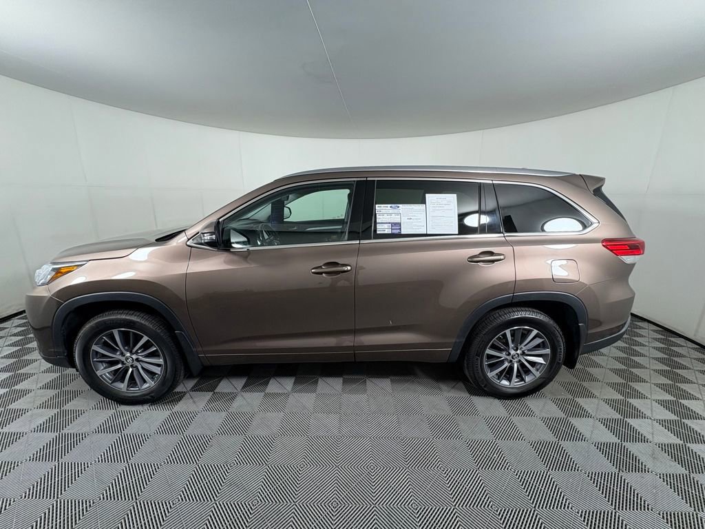 Used 2017 Toyota Highlander XLE image 2