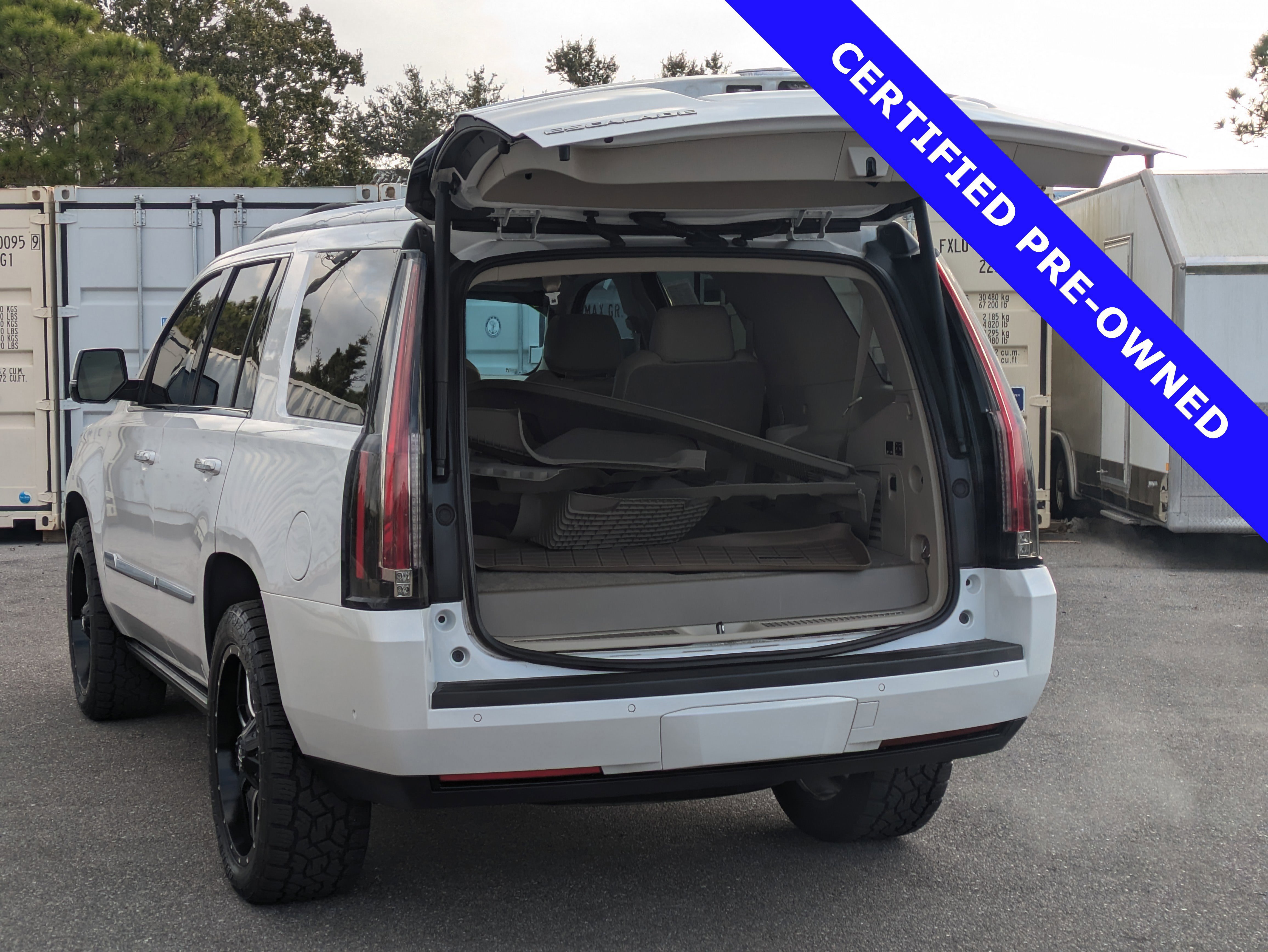 Used 2020 Cadillac Escalade Premium Luxury image 3