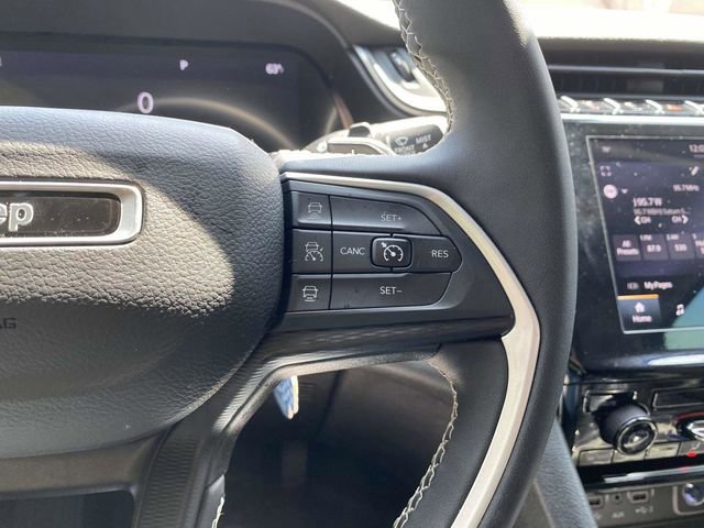 Used 2023 Jeep Grand Cherokee Laredo AWD/4WD image 32