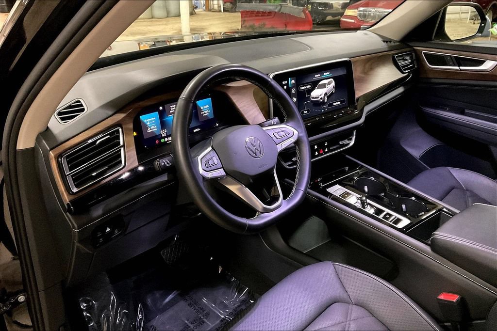 Used 2025 Volkswagen Atlas SE AWD/4WD image 13