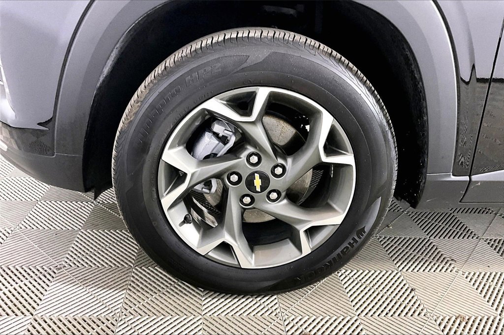 Used 2025 Chevrolet Trax LT w/ LT Convenience Package image 7