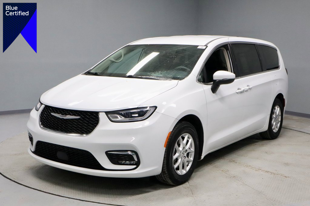 Used 2023 Chrysler Pacifica Touring-L image 1