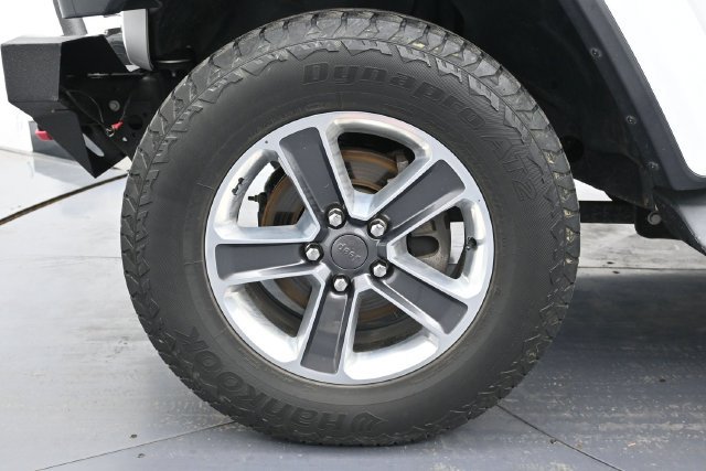 Used 2018 Jeep Wrangler Unlimited Sahara AWD/4WD image 9