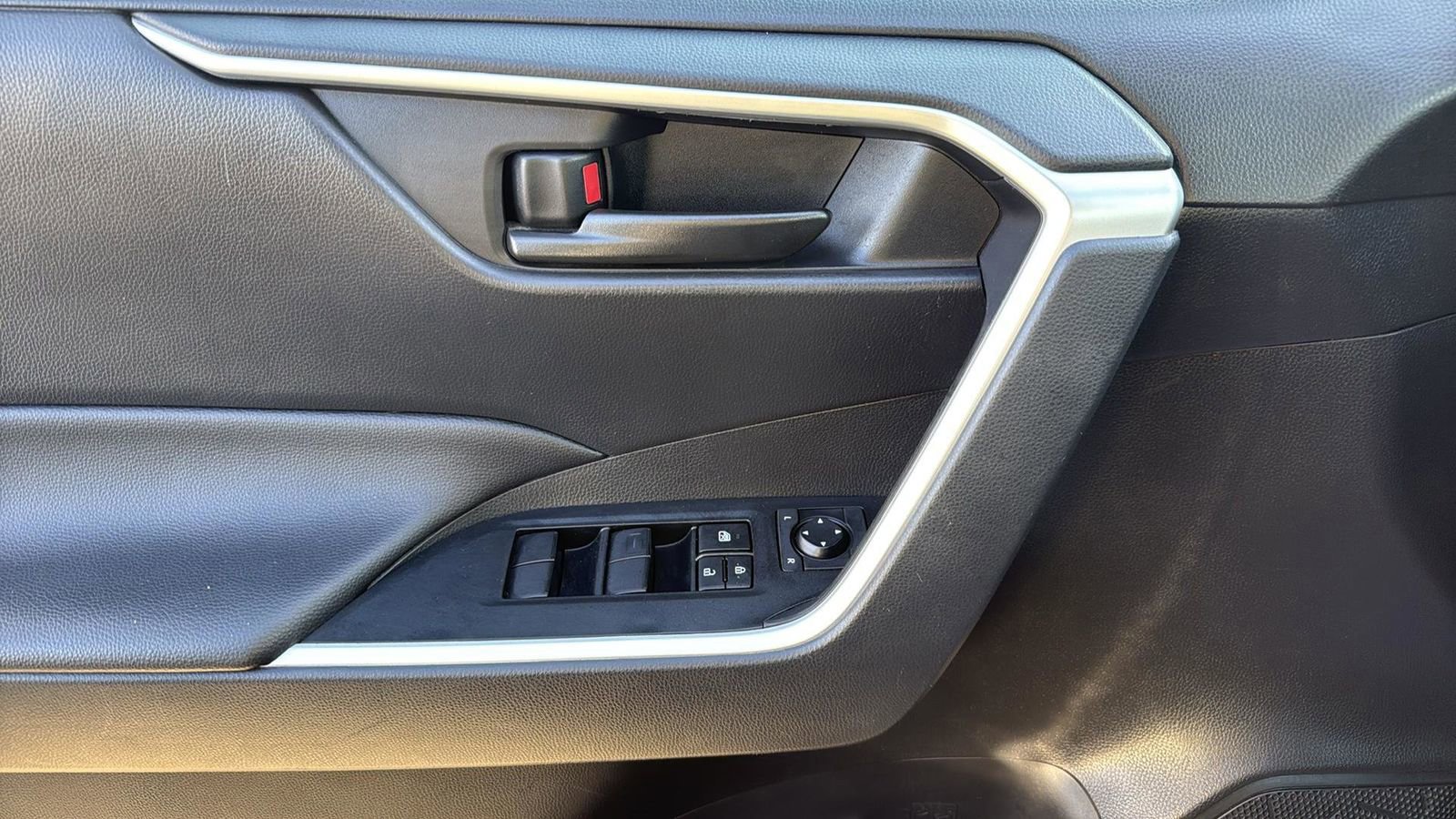 Used 2024 Toyota RAV4 LE image 12