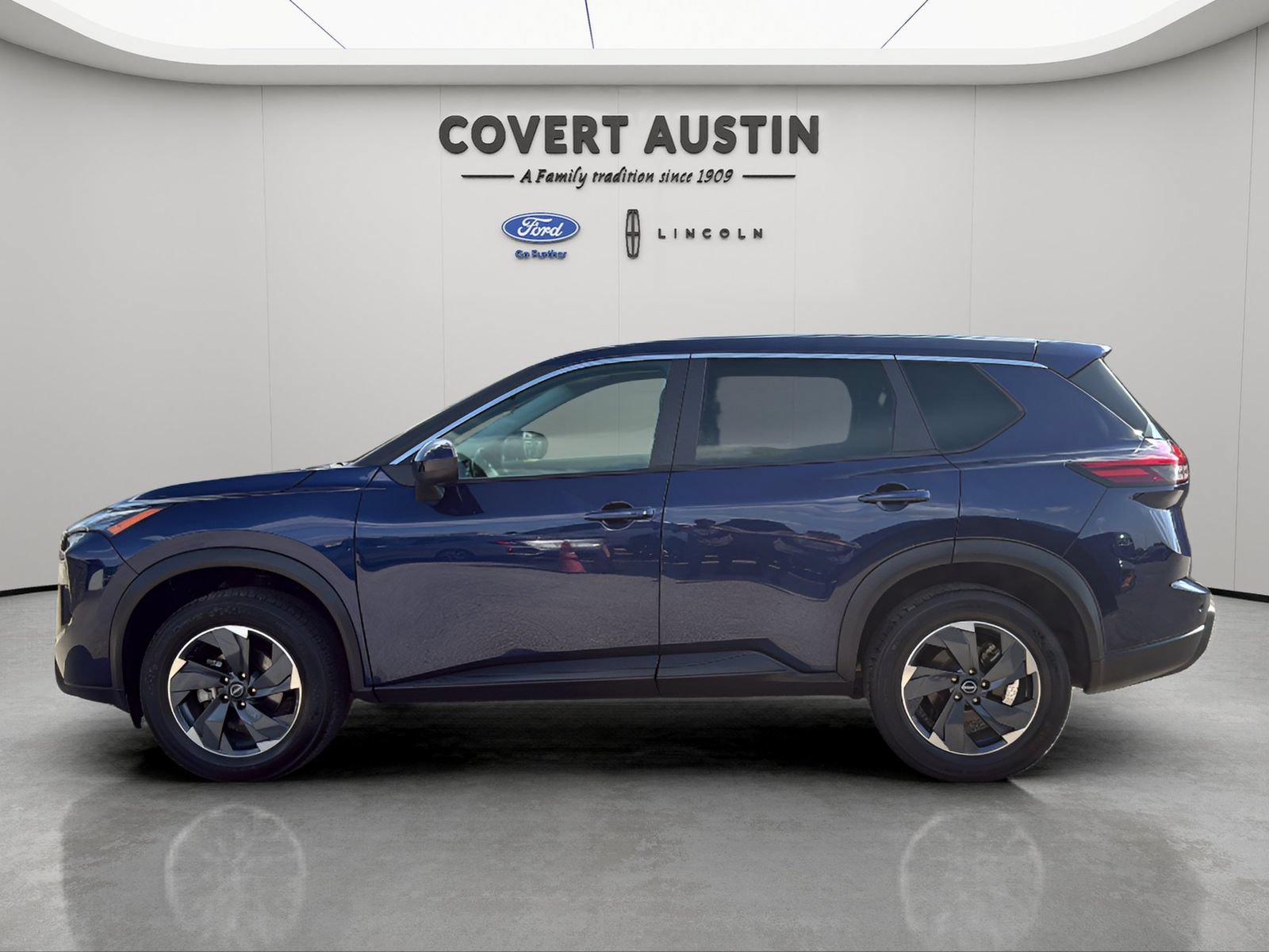 Used 2025 Nissan Rogue SV FWD image 2