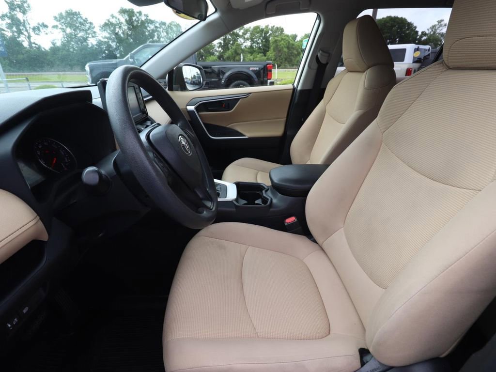 Used 2019 Toyota RAV4 LE image 8