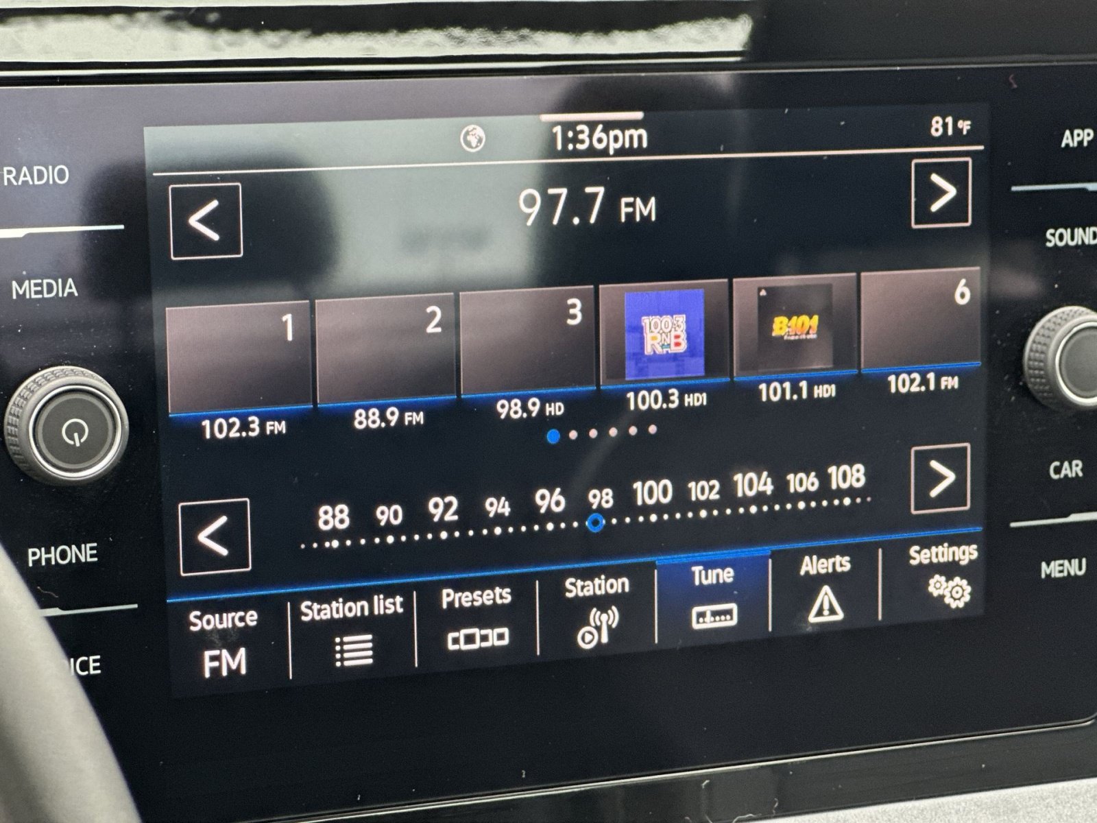 Used 2025 Volkswagen Jetta SE FWD image 28