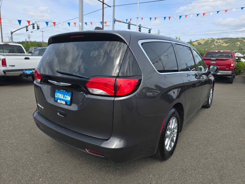 Used 2023 Chrysler Voyager LX FWD image 5