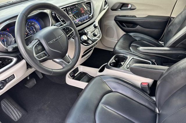 Used 2023 Chrysler Pacifica Touring-L image 11