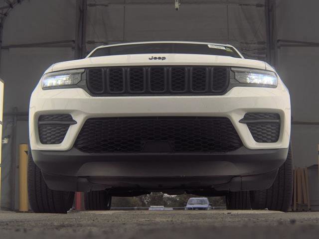 Used 2023 Jeep Grand Cherokee Altitude image 7