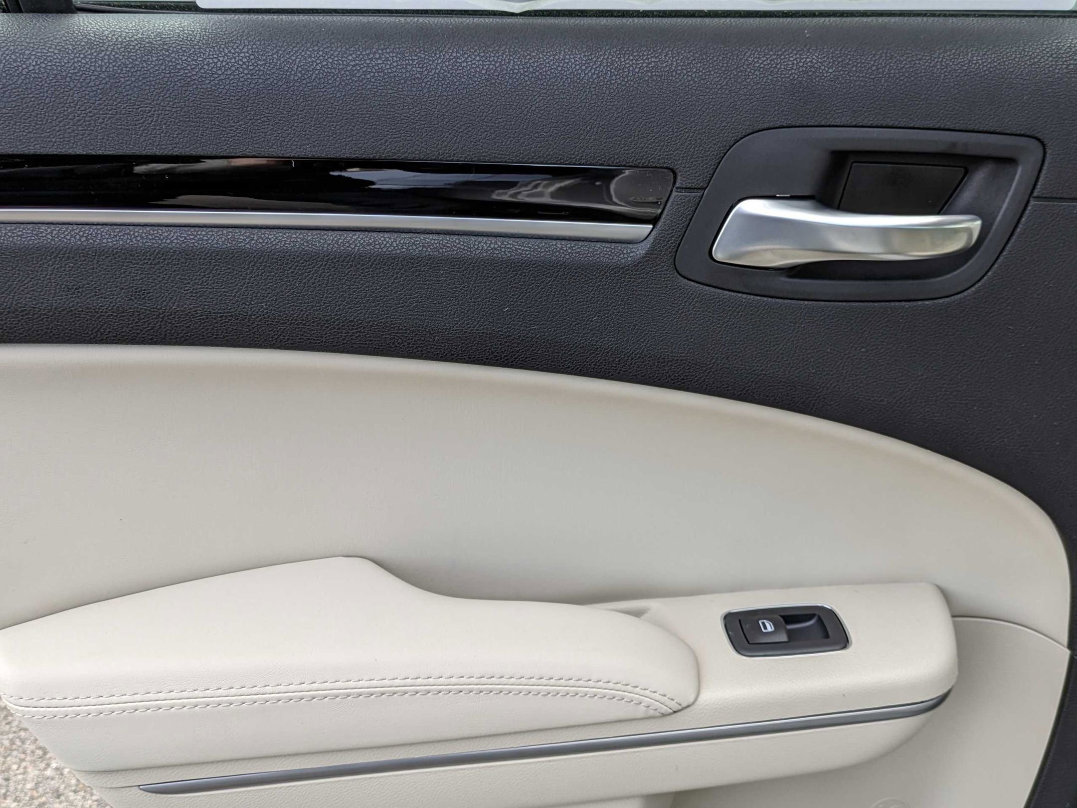 Used 2023 Chrysler 300 Touring w/ Sport Appearance Package image 25