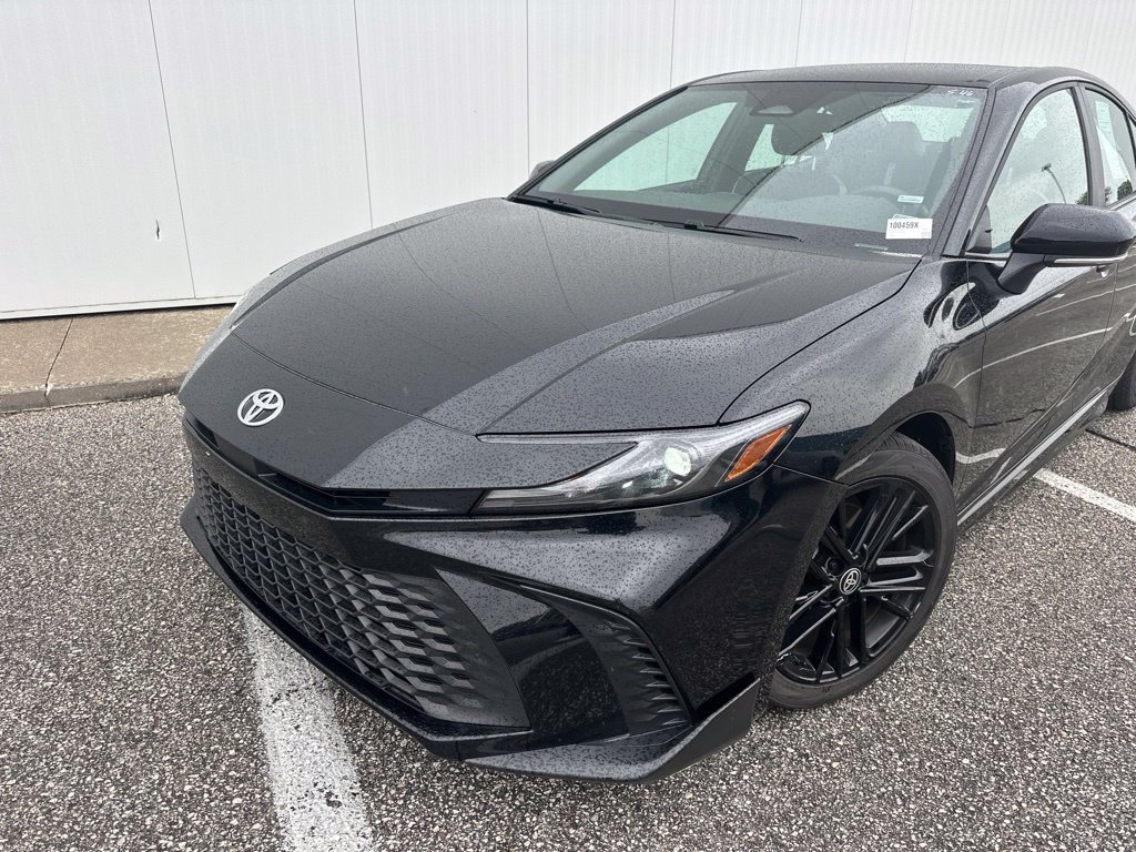 Used 2025 Toyota Camry SE FWD image 2