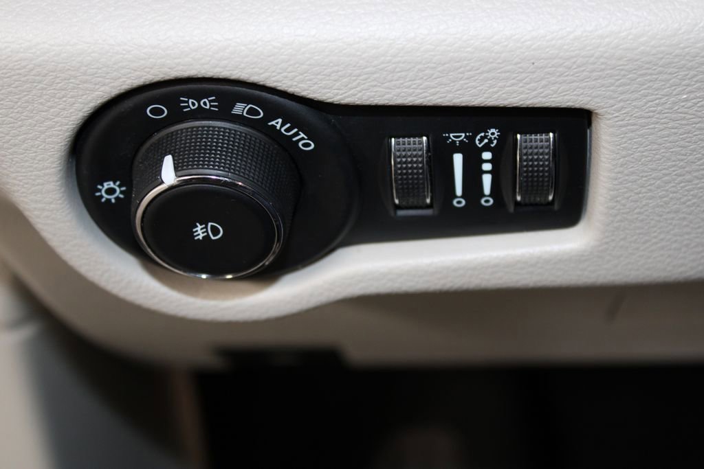 Used 2022 Chrysler Pacifica Limited image 41