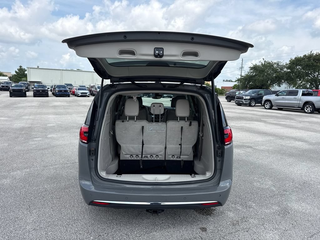 Used 2021 Chrysler Pacifica Touring-L FWD image 28