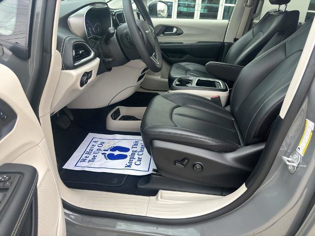 Used 2023 Chrysler Pacifica Touring-L image 11