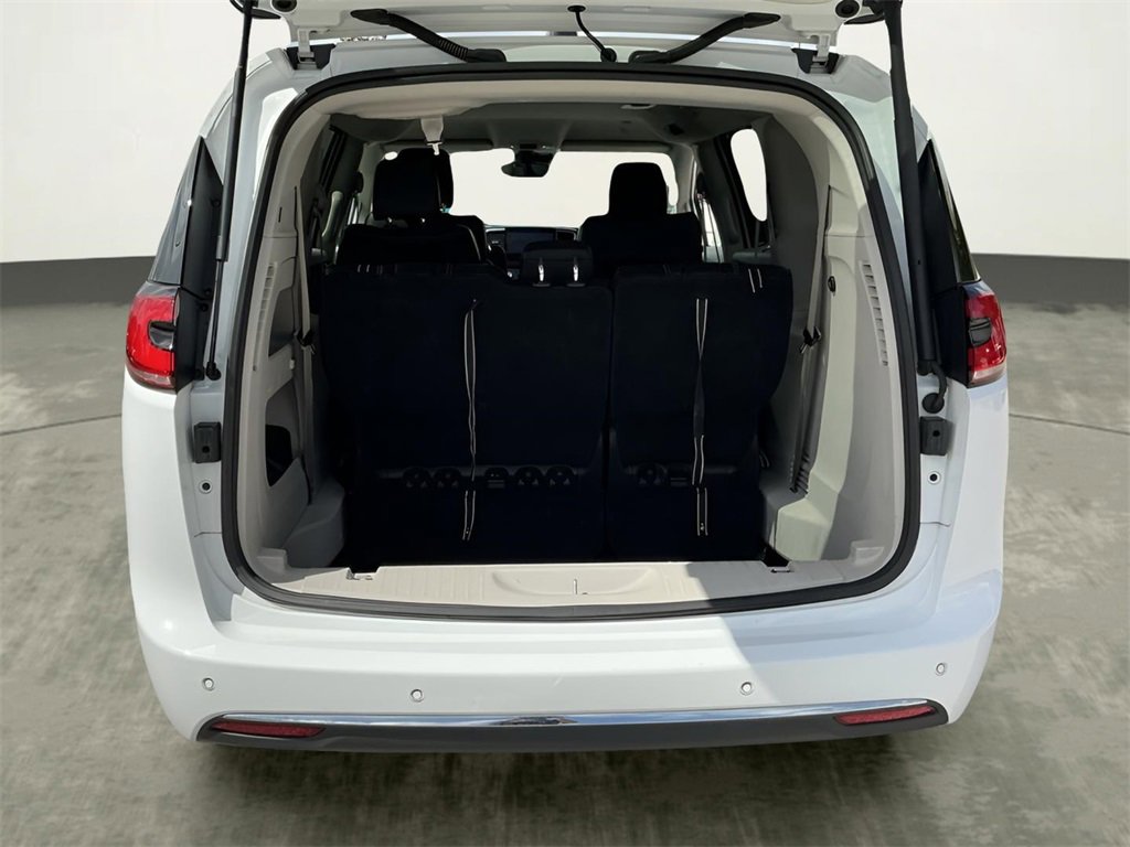 Used 2023 Chrysler Pacifica Touring-L image 17