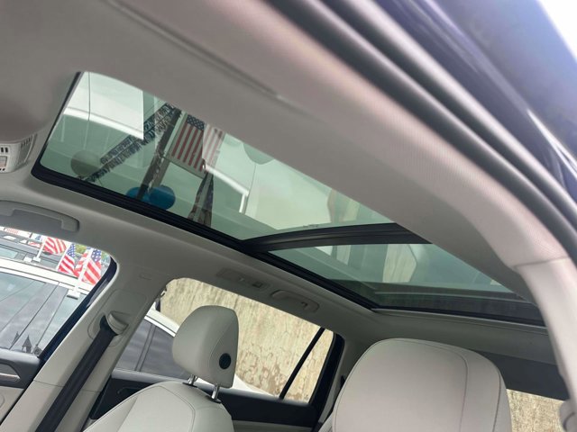 Used 2022 Volkswagen Tiguan SE w/ Panoramic Sunroof Package image 22