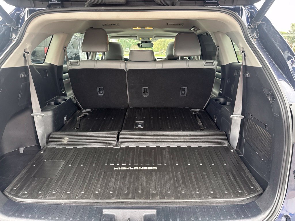Used 2021 Toyota Highlander XLE AWD/4WD image 49