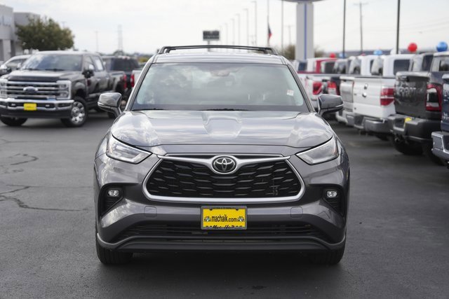 Used 2021 Toyota Highlander LE image 6