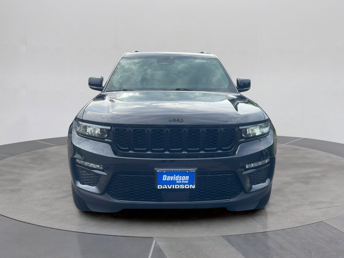 Used 2023 Jeep Grand Cherokee Limited w/ Black Appearance Package AWD/4WD image 2